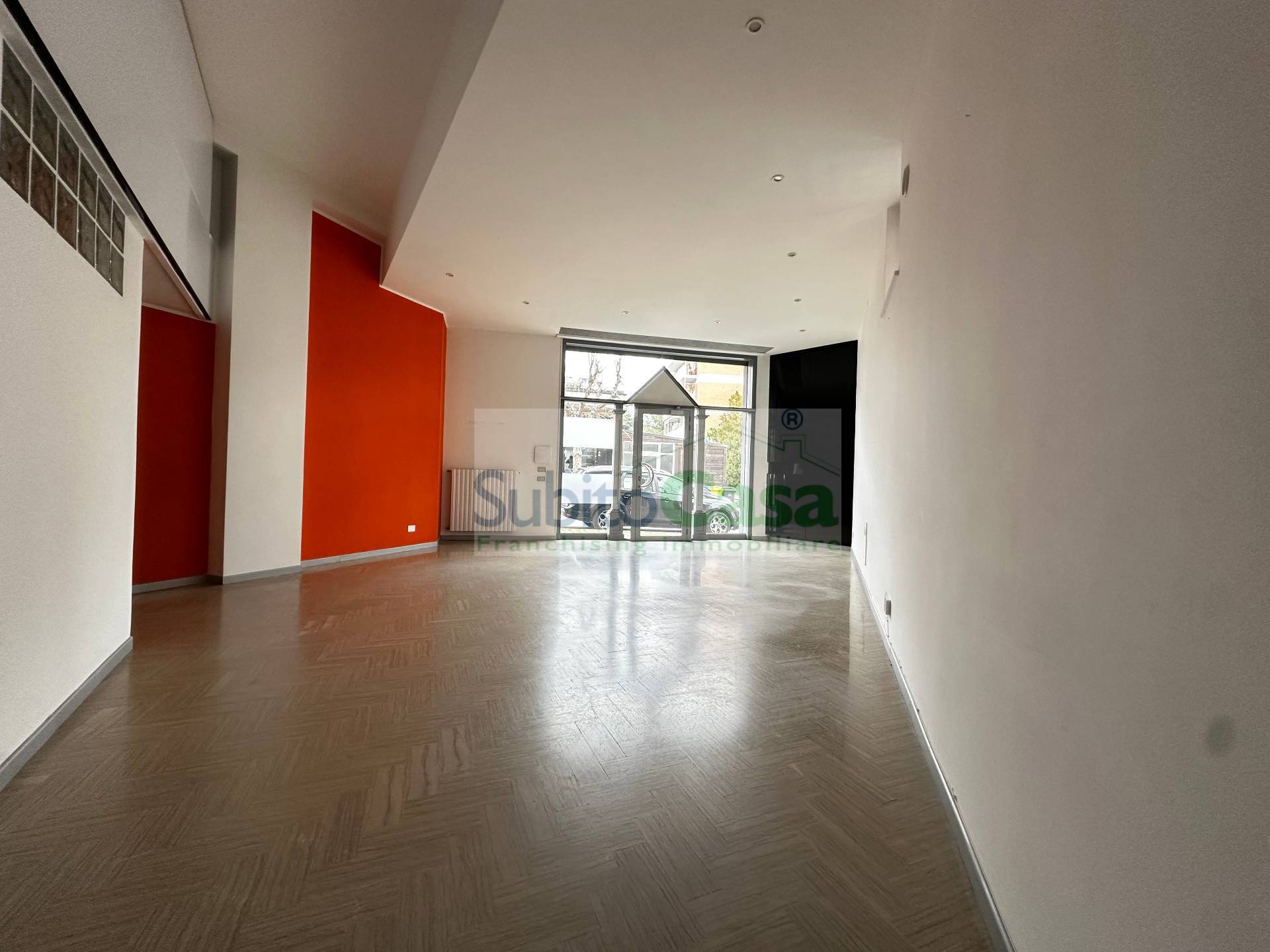 Locale commerciale in affitto a Chieti