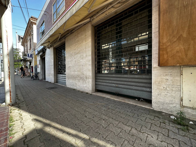 Locale commerciale in affitto a Chieti