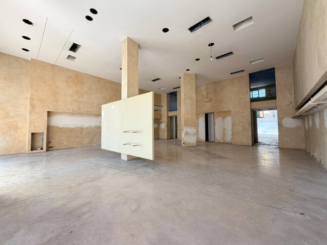 Locale commerciale in affitto a Chieti