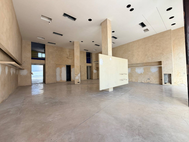 Locale commerciale in affitto a Chieti