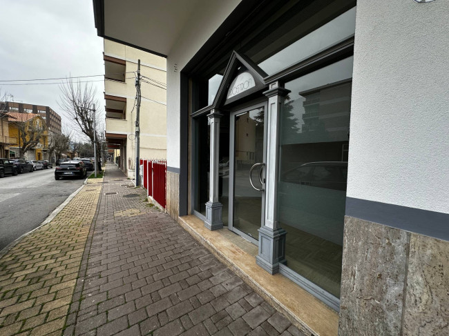 Locale commerciale in affitto a Chieti