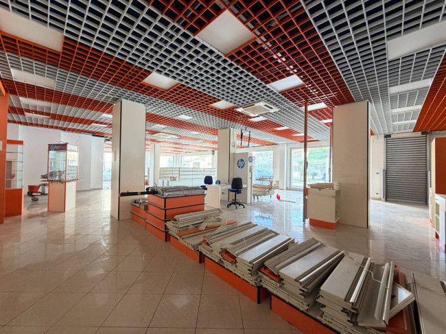 Locale commerciale in affitto a San Giovanni Teatino