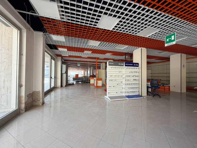 Locale commerciale in affitto a San Giovanni Teatino