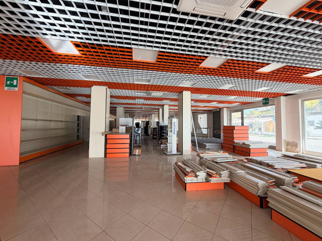 Locale commerciale in affitto a San Giovanni Teatino