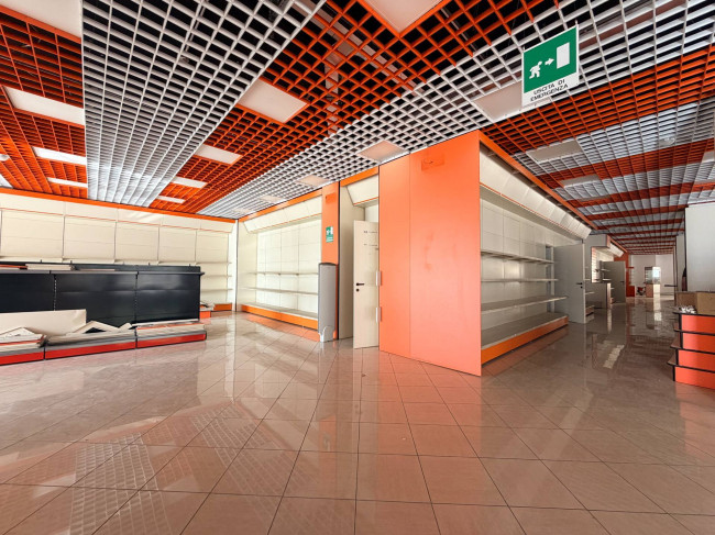 Locale commerciale in affitto a San Giovanni Teatino