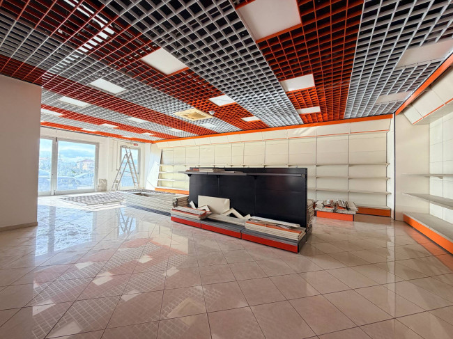 Locale commerciale in affitto a San Giovanni Teatino