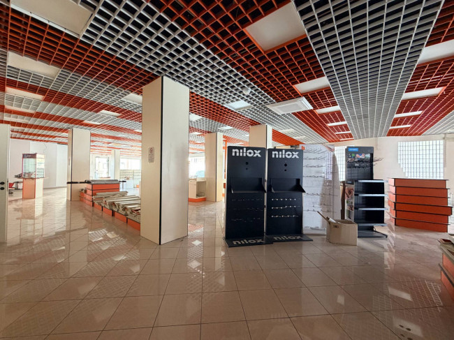 Locale commerciale in affitto a San Giovanni Teatino