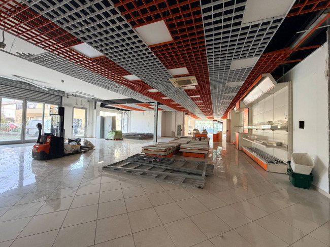 Locale commerciale in affitto a San Giovanni Teatino