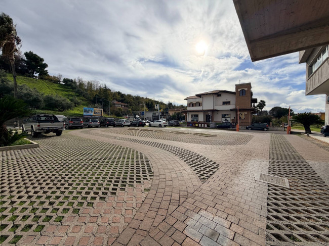 Locale commerciale in affitto a San Giovanni Teatino