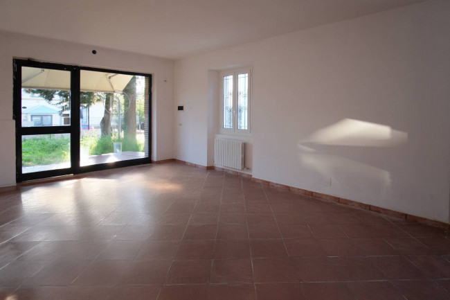 Locale commerciale in affitto a Chieti
