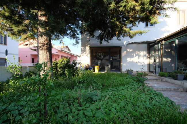 Locale commerciale in affitto a Chieti