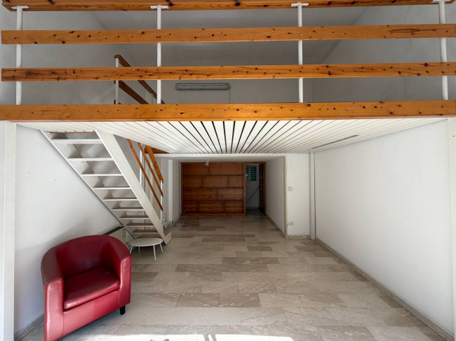 Locale commerciale in affitto a Chieti