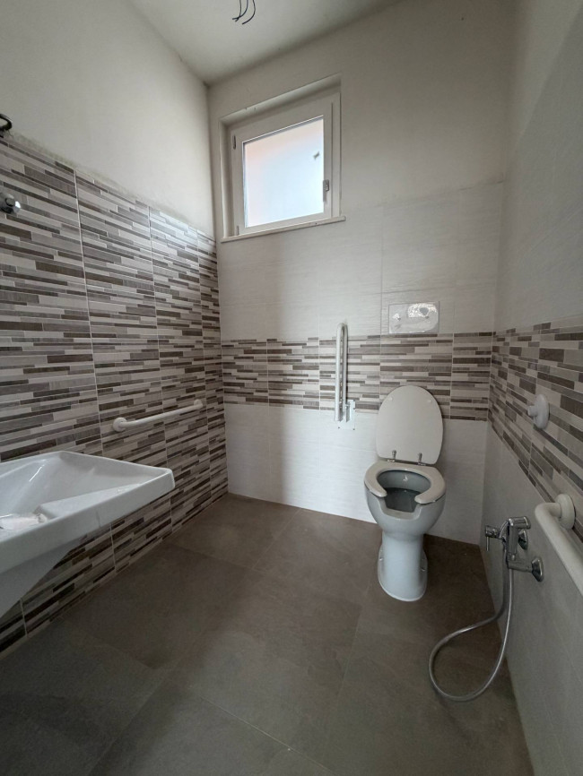 Locale commerciale in affitto a Cepagatti