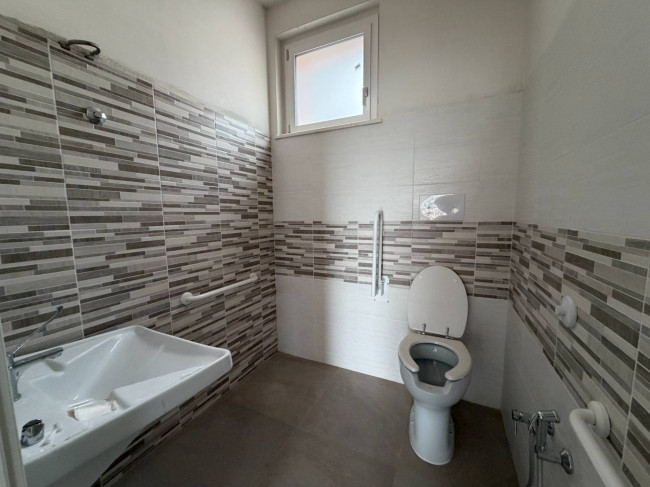 Locale commerciale in affitto a Cepagatti