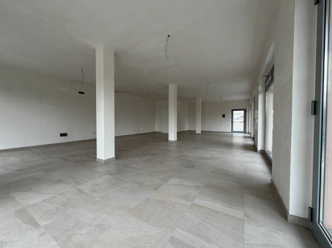 Locale commerciale in affitto a Cepagatti