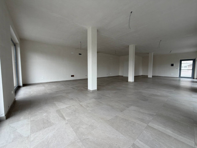 Locale commerciale in affitto a Cepagatti