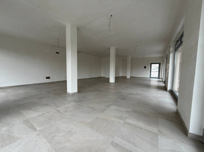 Locale commerciale in affitto a Cepagatti