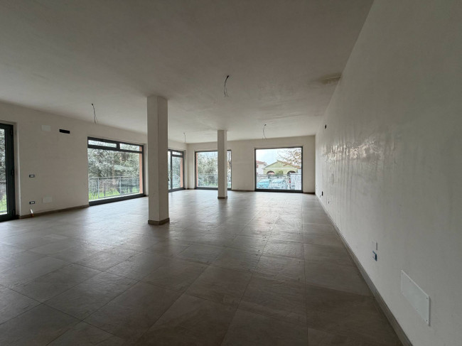 Locale commerciale in affitto a Cepagatti