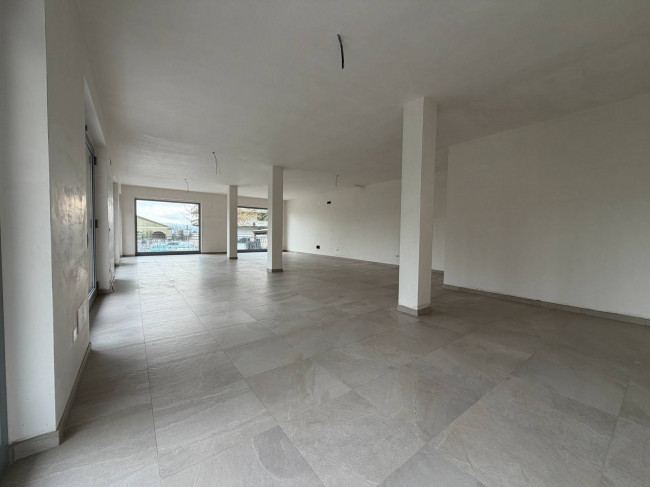 Locale commerciale in affitto a Cepagatti