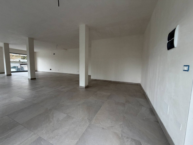 Locale commerciale in affitto a Cepagatti