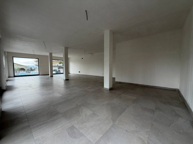 Locale commerciale in affitto a Cepagatti