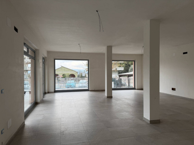 Locale commerciale in affitto a Cepagatti