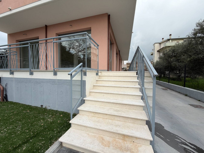 Locale commerciale in affitto a Cepagatti