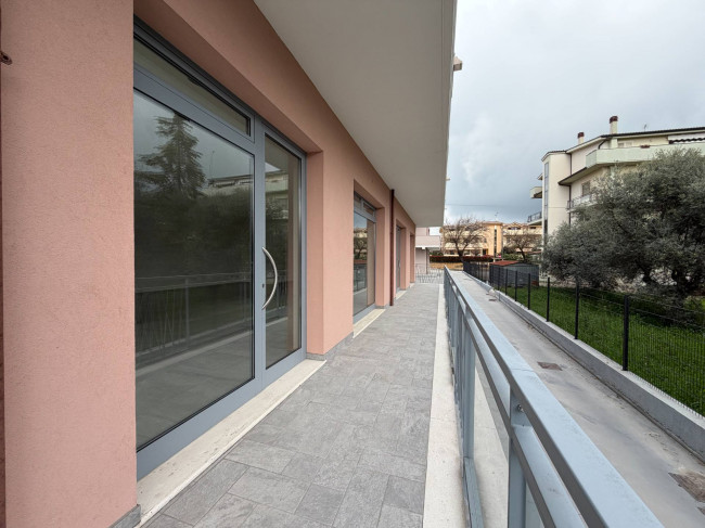 Locale commerciale in affitto a Cepagatti