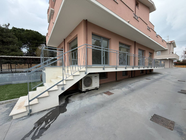 Locale commerciale in affitto a Cepagatti