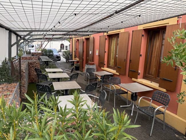 Bar con cucina in Vendita a Grezzana