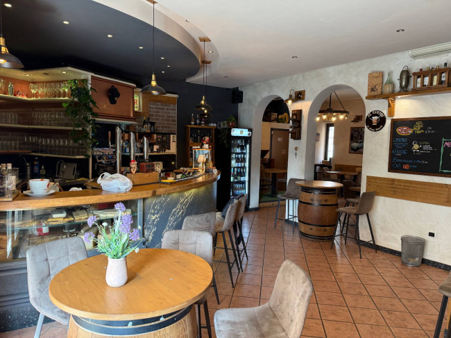 Bar con cucina in Vendita a Verona