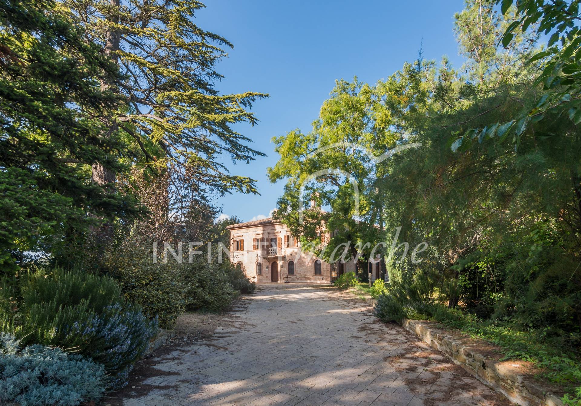 Villa a Tolentino (Macerata)