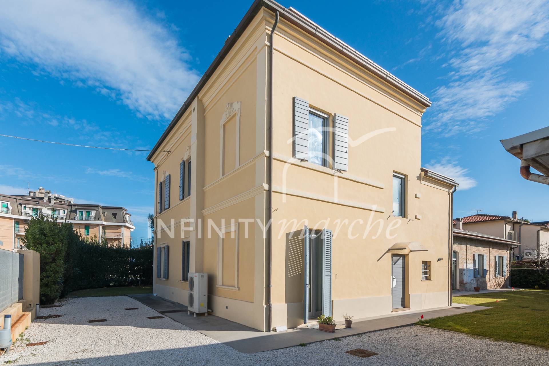 Villa a Civitanova Marche (Macerata)