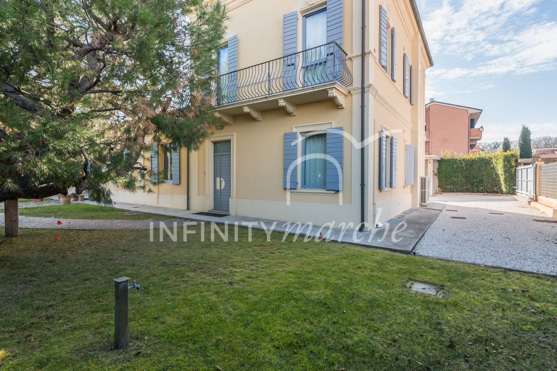 Villa a Civitanova Marche (Macerata)