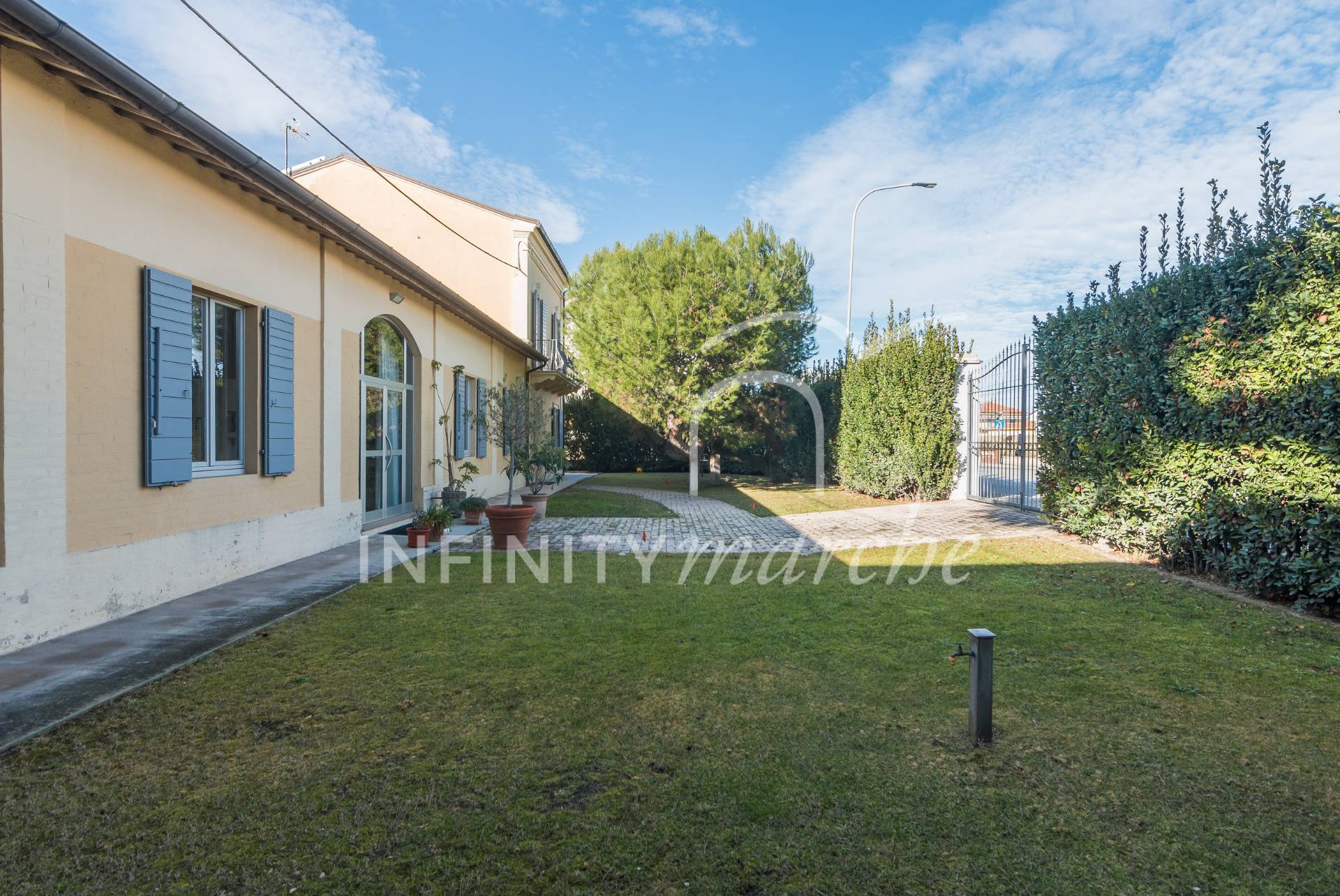 Villa a Civitanova Marche (Macerata)
