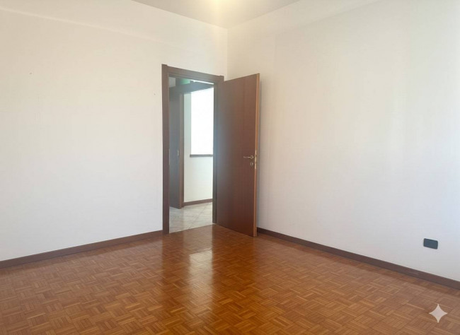 4 Locali in vendita a Segrate