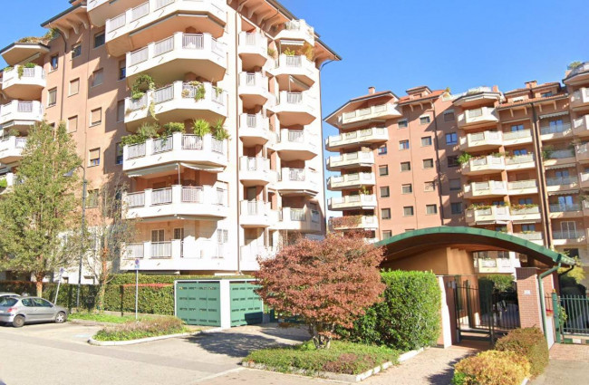 3 Locali in vendita a Segrate