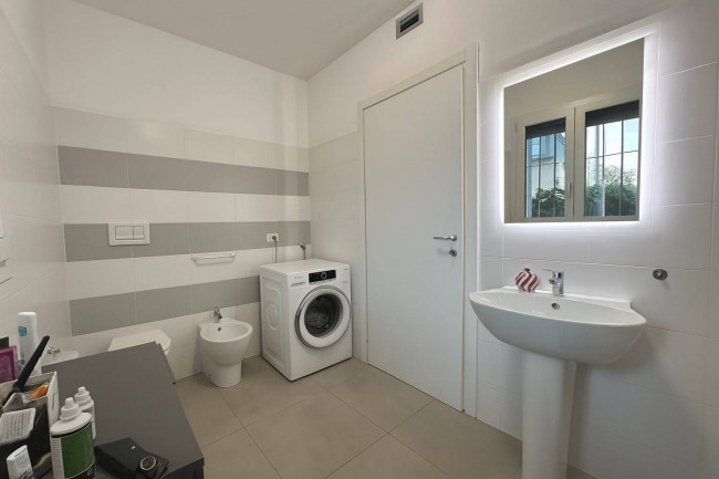 2 Locali in vendita a Segrate