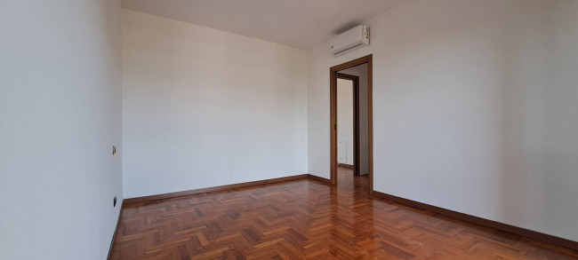 3 Locali in vendita a Segrate