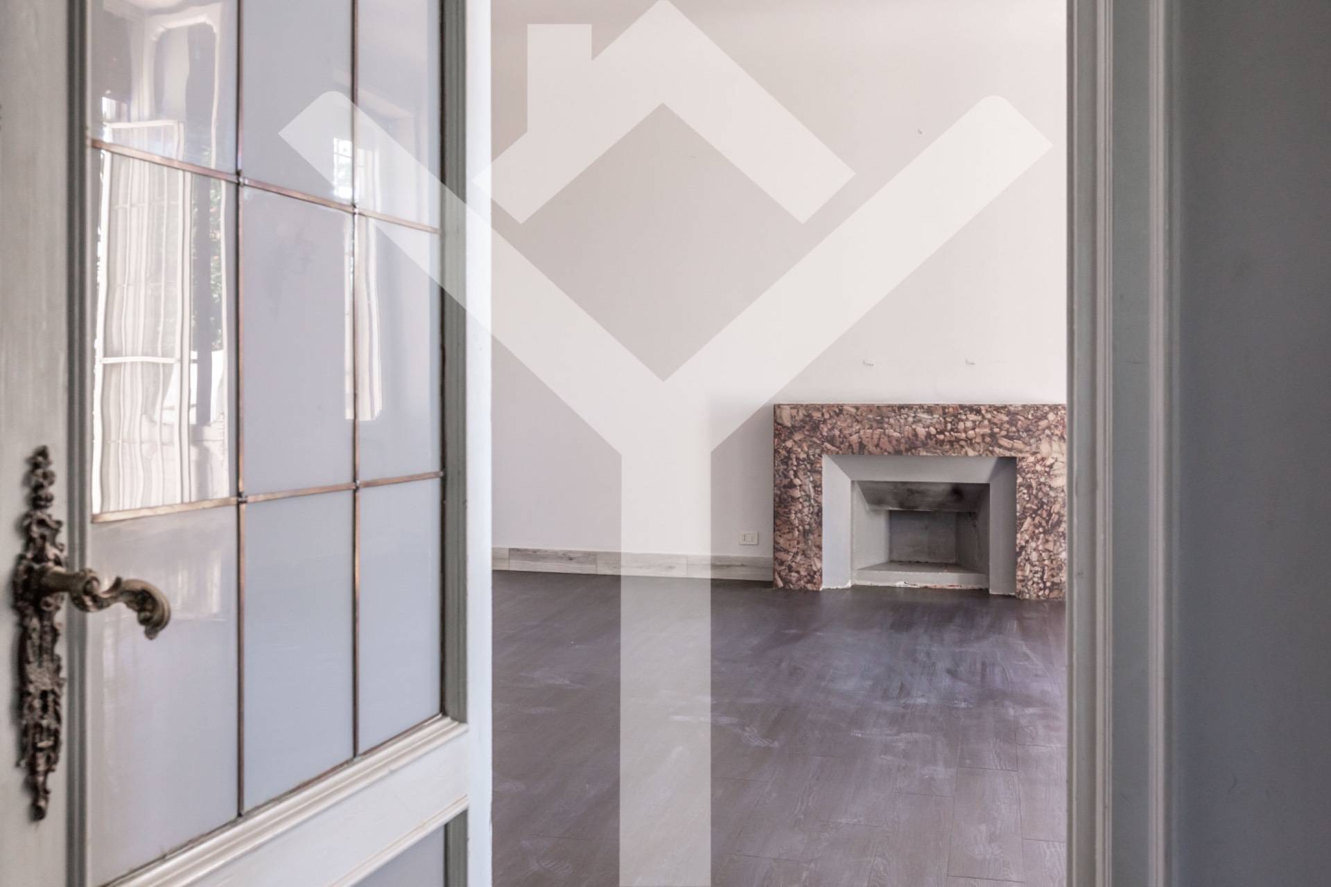 Apartment for Sale to Roma