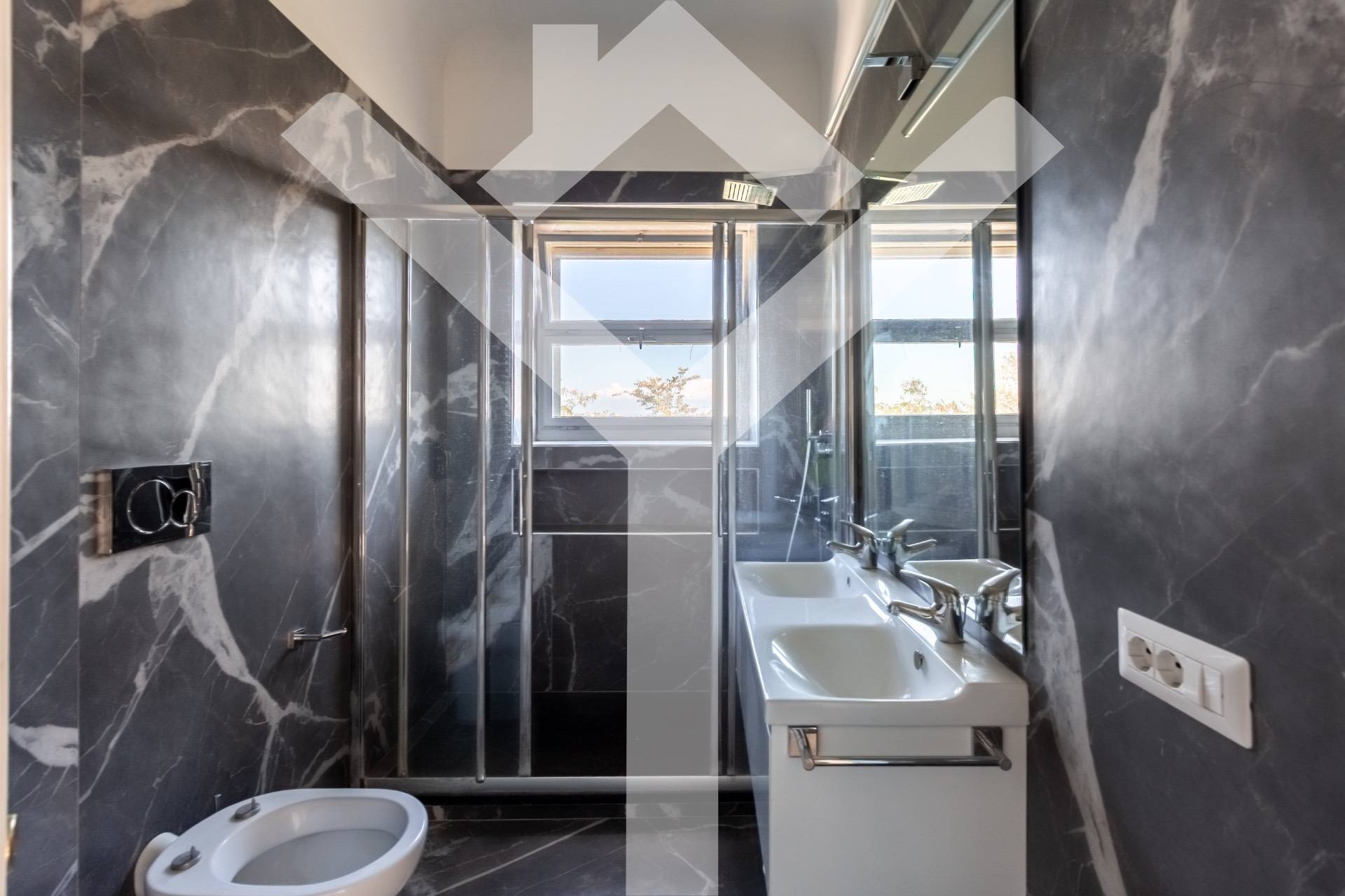 Apartment for Sale to Roma