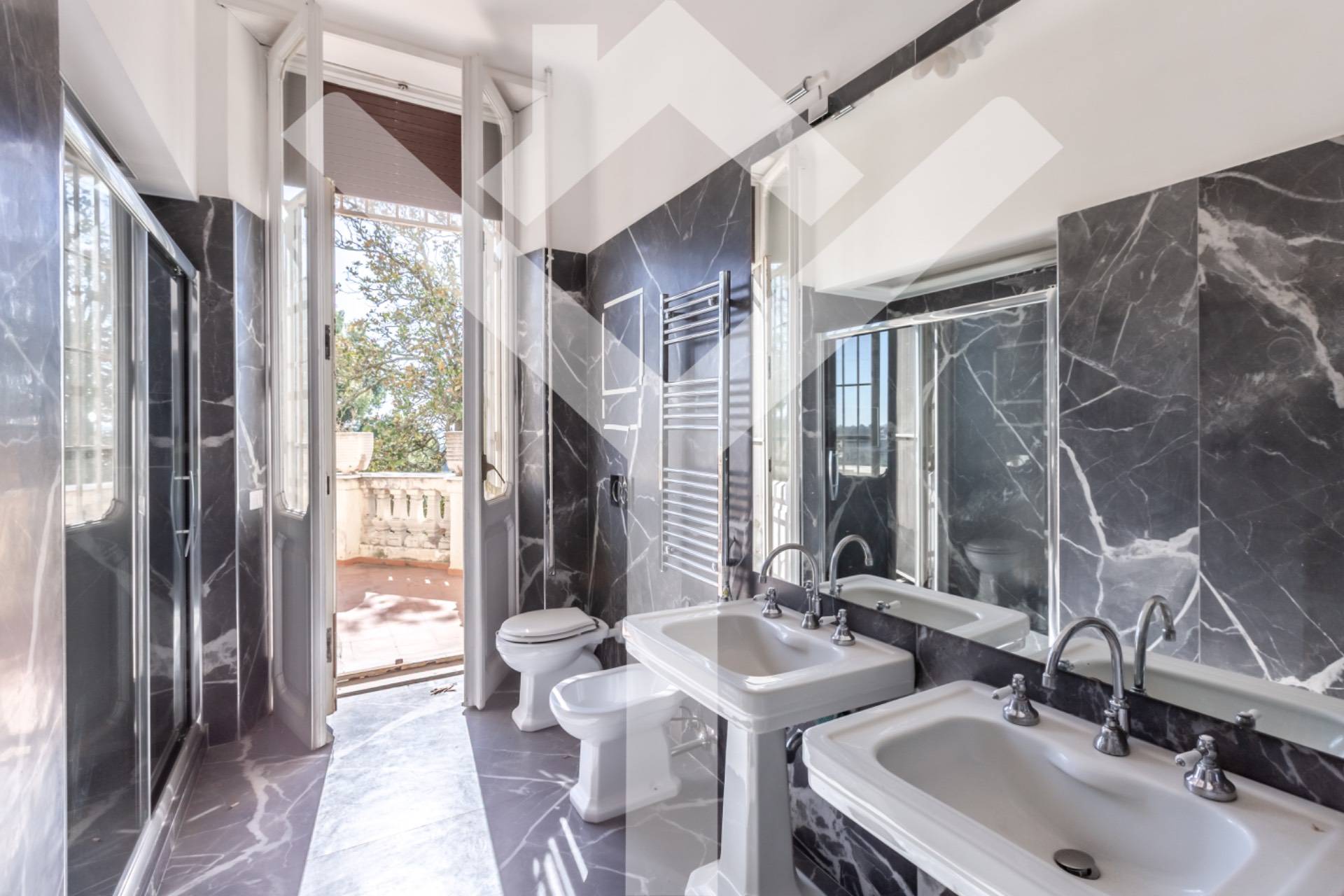 Apartment for Sale to Roma