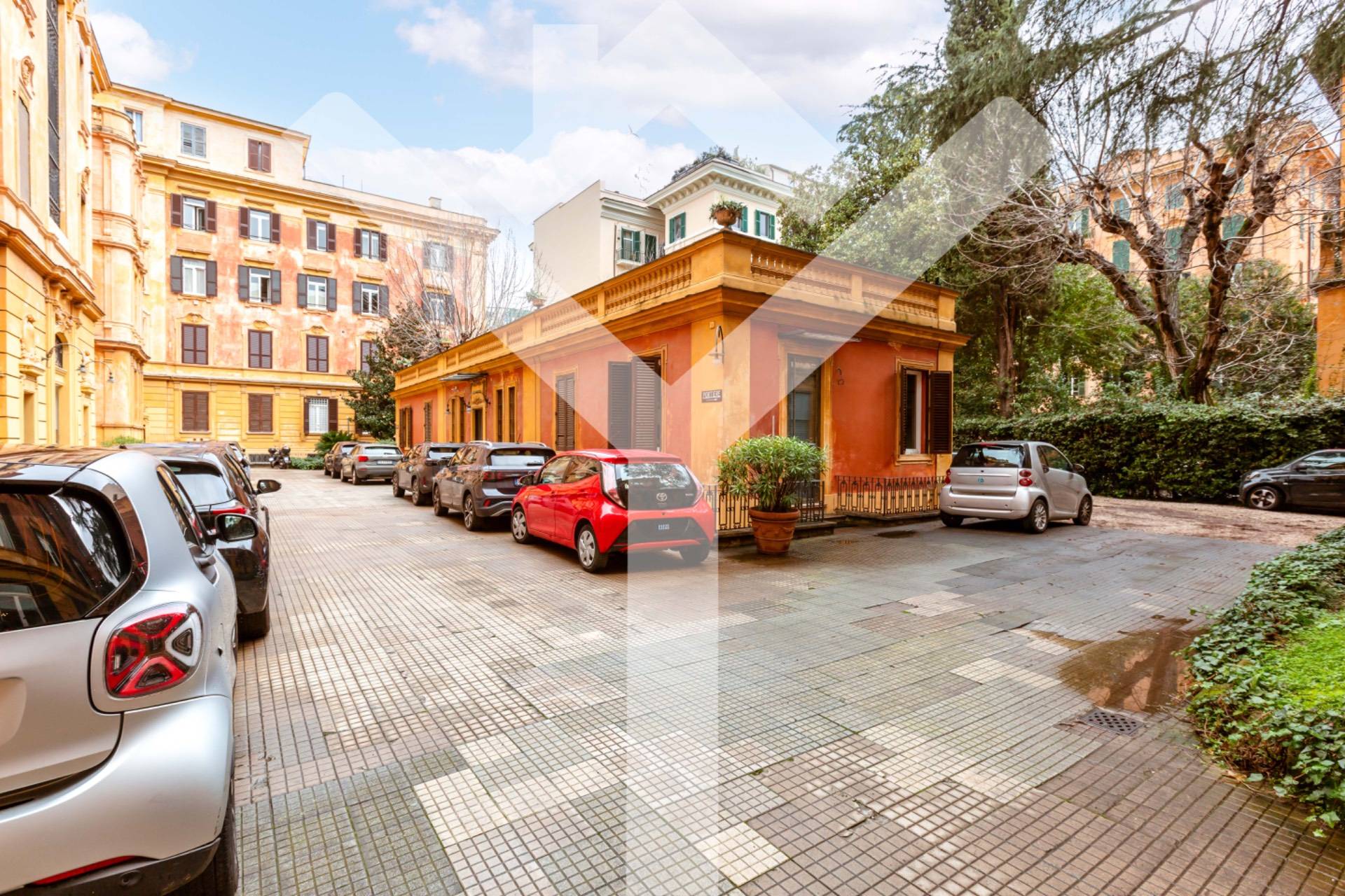 Apartment for Sale to Roma