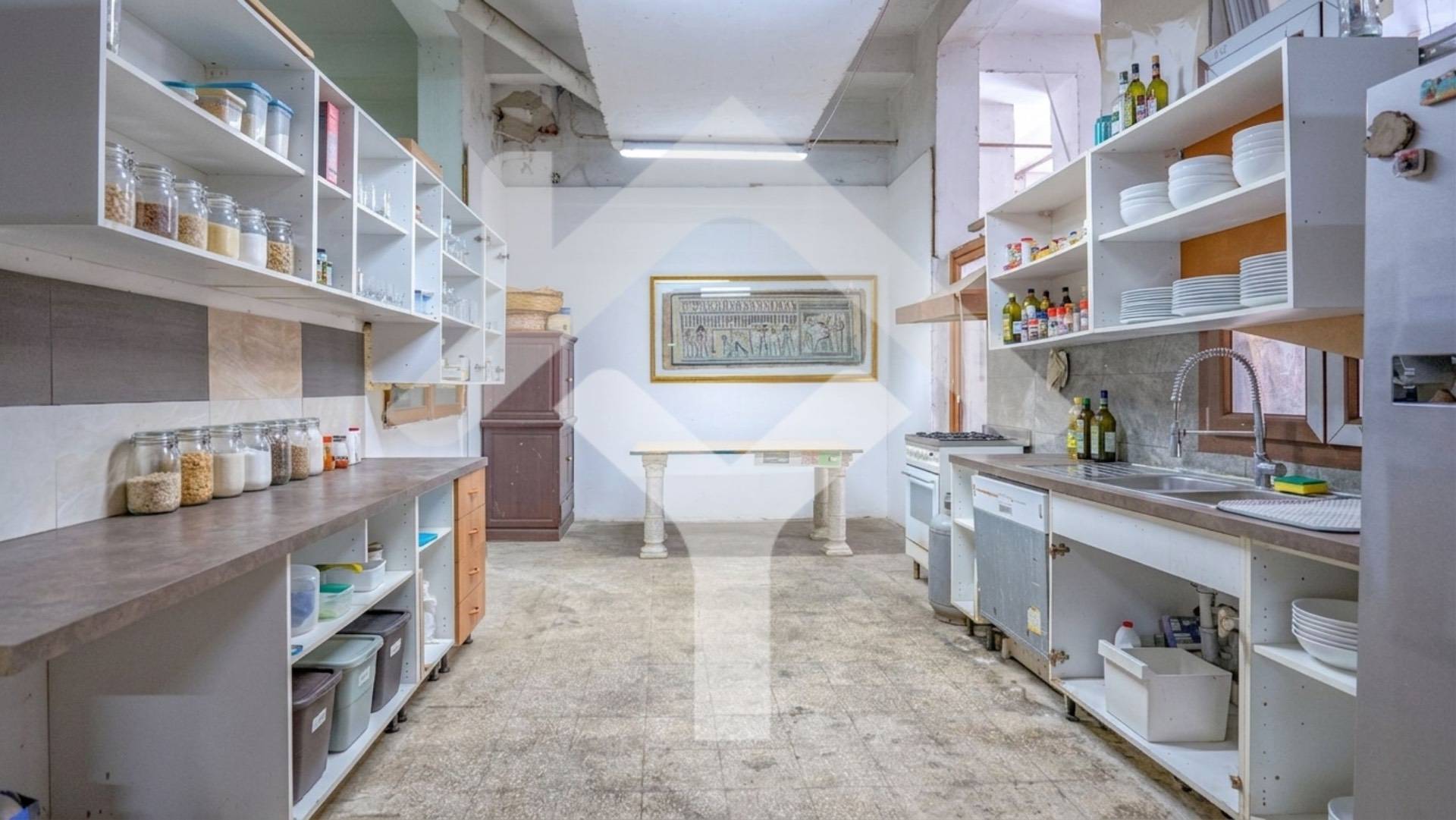 Commercial Property for Sale to Roma