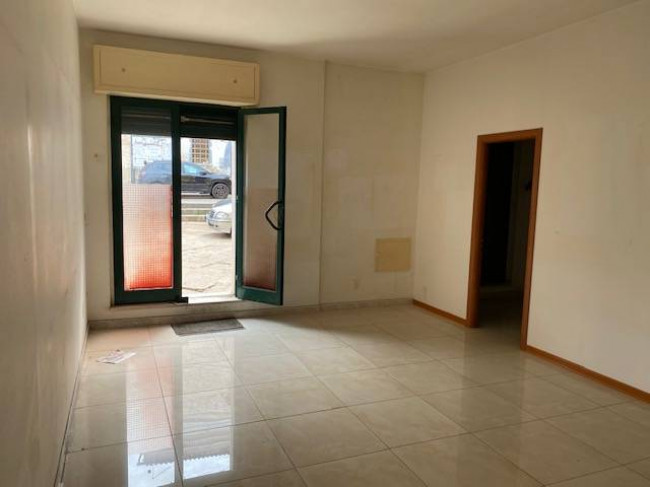 Locale commerciale in vendita a San Nicandro Garganico