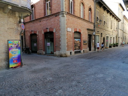 Locale commerciale in Affitto a Fano