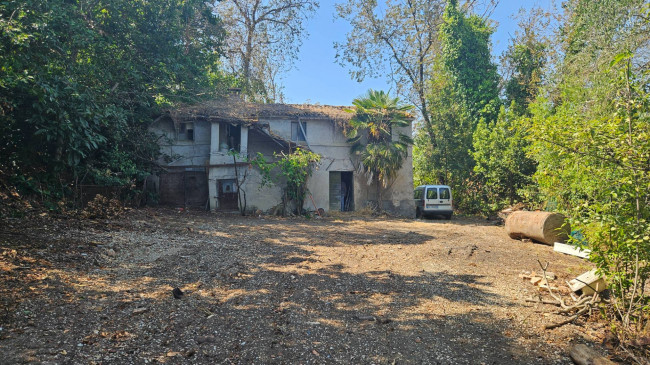 Casa colonica in Vendita a Terre Roveresche