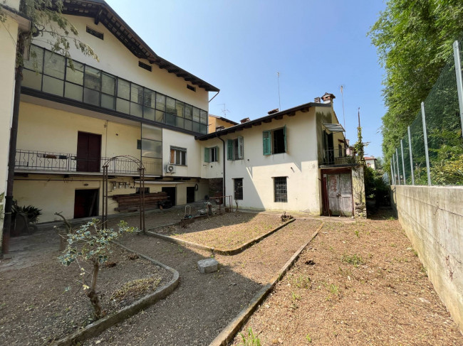 Stabile intero in vendita a Gorizia