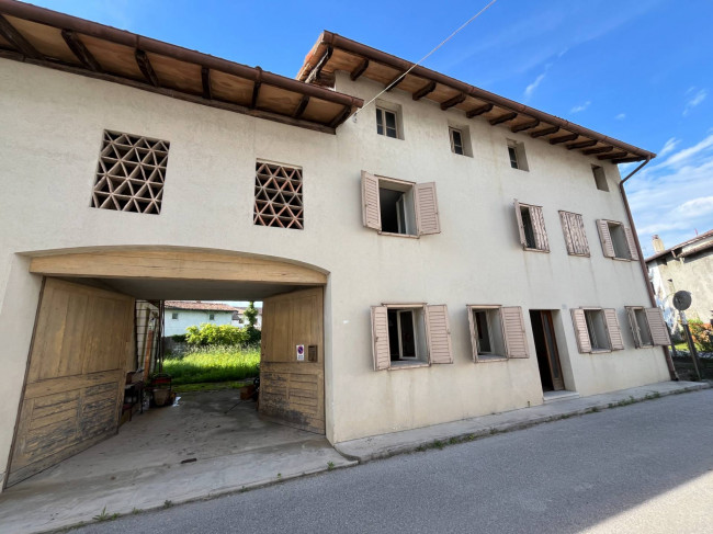 Casa in linea in vendita a Capriva del Friuli