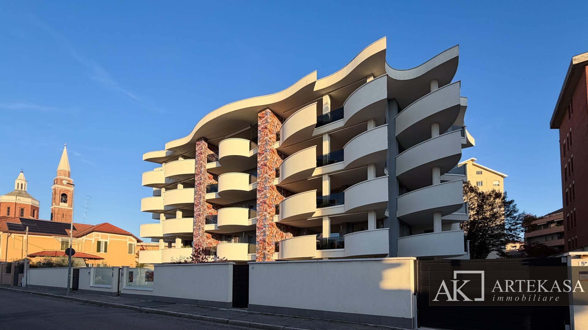 OLTRE 5 LOCALI in vendita a Novara